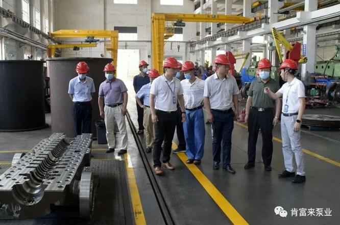 董事长、总经理陈迪，党委副书记黎宇明陪同调研组一行参观爱游戏最新官网-爱游戏(中国)展览室