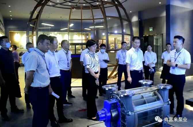 公司董事长、总经理陈迪(右一)向李军区长(右二)一行介绍爱游戏最新官网-爱游戏(中国)产品